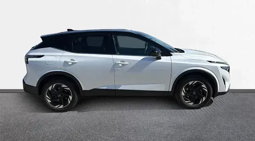 Usado Nissan Qashqai N-Connecta 140 CV (102 kW) 2025 Lunar white con techo midnight SUV
