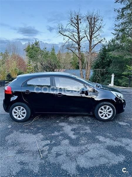 Usado Kia Rio 85 CV (62 kW) 2012 Negro Berlina
