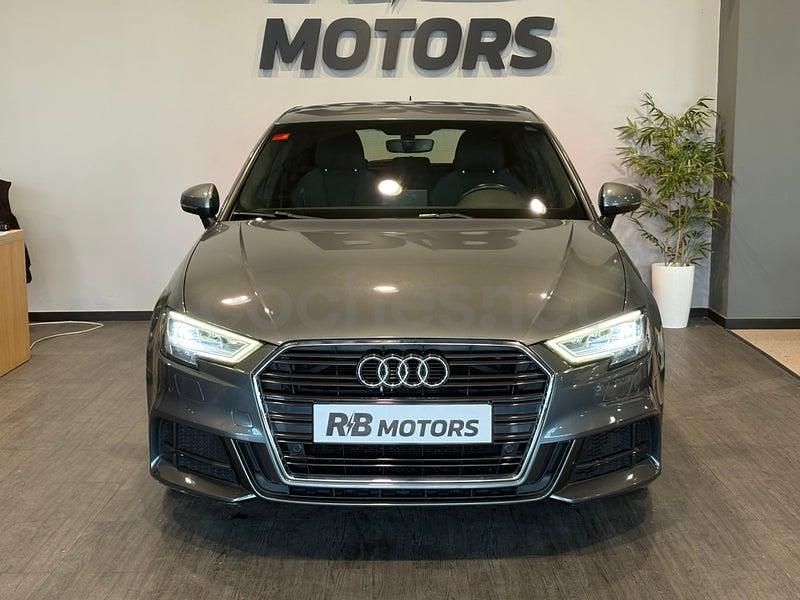 Usado Audi A3 Ambiente 116 CV (85 kW) 2018 Gris / plata Berlina