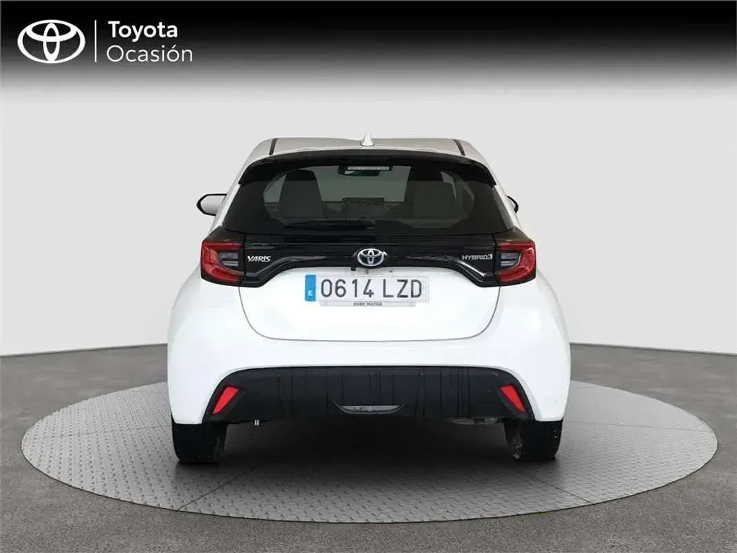 Usado Toyota Yaris Hybrid Active 116 CV (85 kW) 2022 Blanco Utilitario