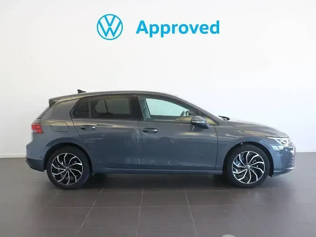 Usado VW Golf VIII Life 130 CV (95 kW) 2022 Gris Berlina