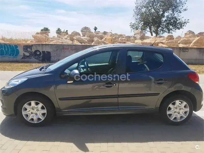 Usado Peugeot 207 75 CV (55 kW) 2010 Gris / plata Berlina