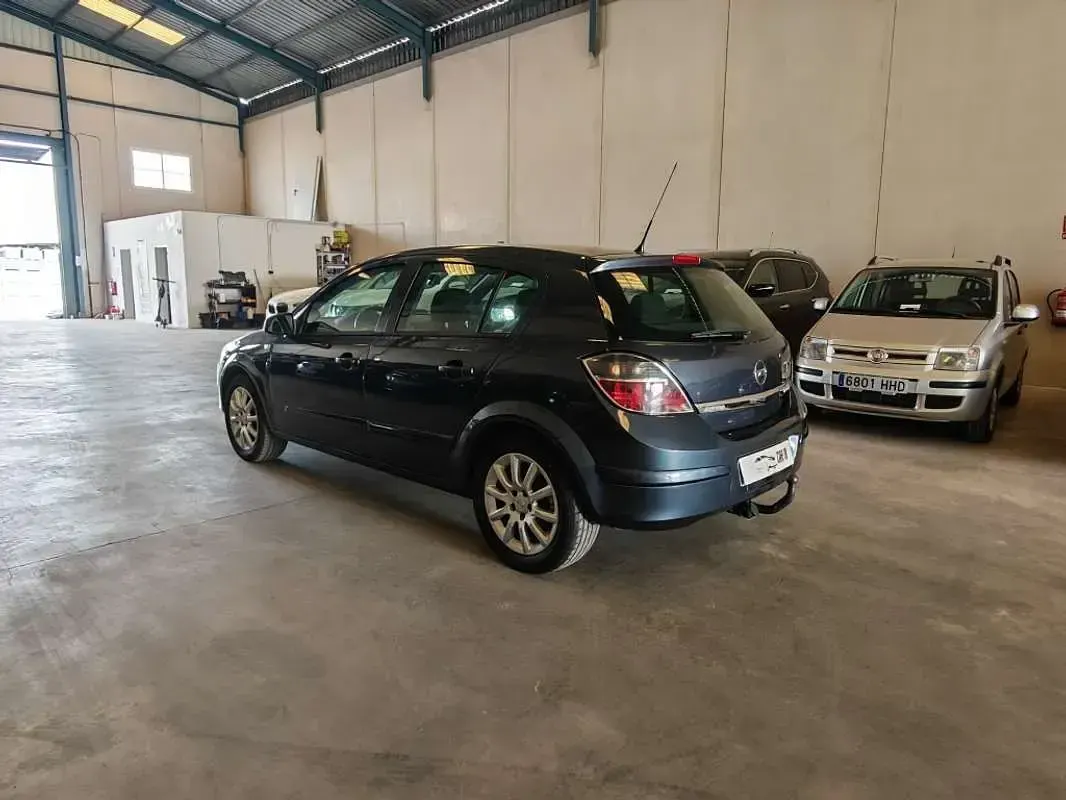 Usado Opel Astra Cosmo 99 CV (72 kW) 2007 Gris Utilitario