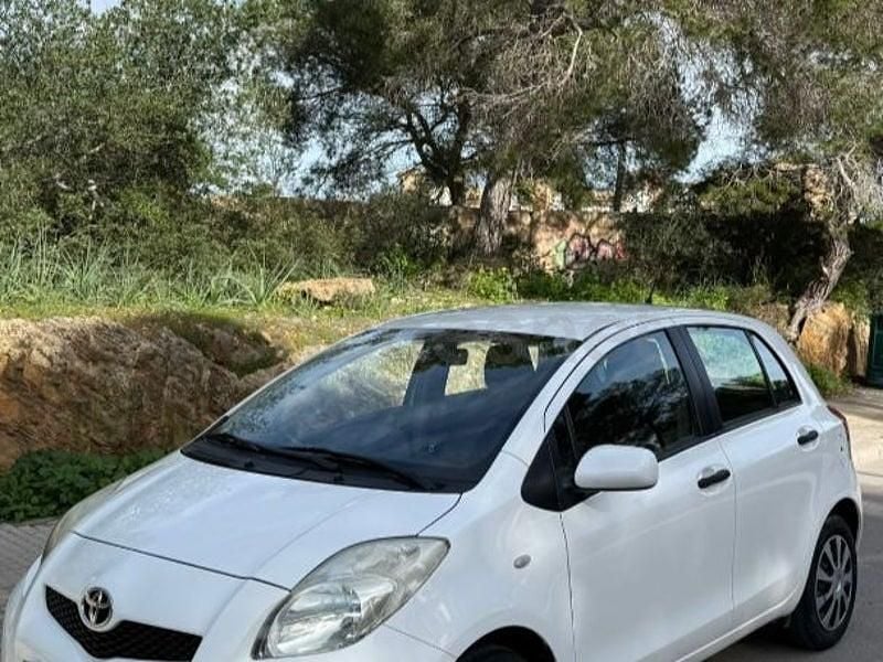 Usado Toyota Yaris Live 69 CV (50 kW) 2011 Blanco Utilitario