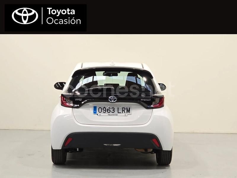 Usado Toyota Yaris Hybrid Active 116 CV (85 kW) 2021 Blanco Berlina