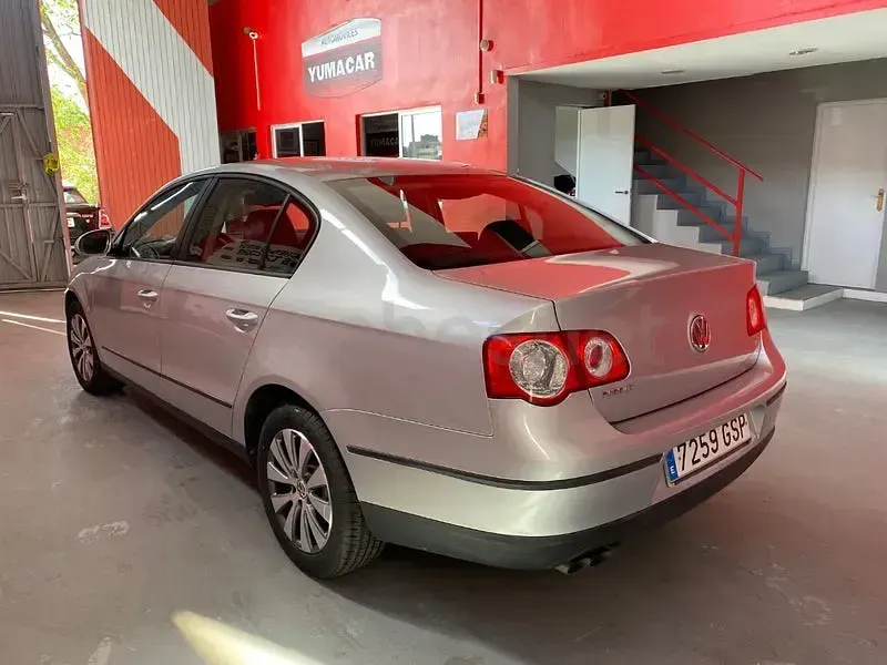 Usado VW Passat Advance 110 CV (80 kW) 2009 Gris / plata Berlina