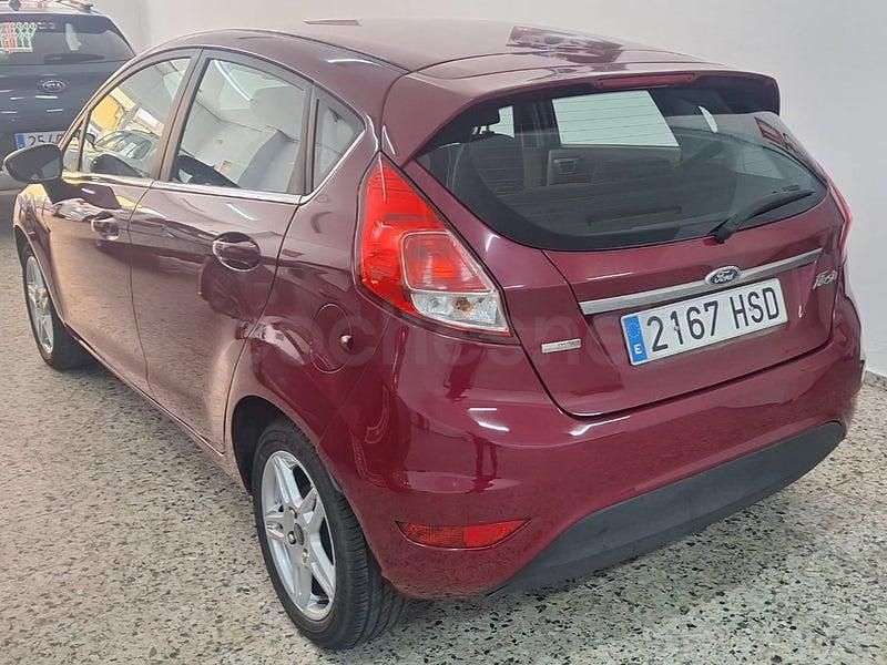 Usado Ford Fiesta Titanium 100 CV (73 kW) 2013 Granate Berlina