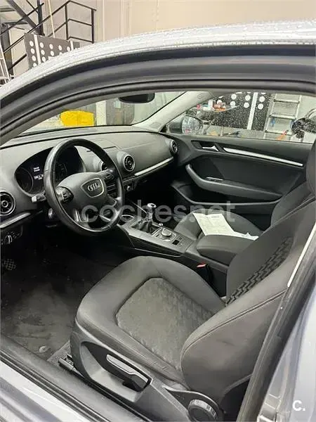 Usado Audi A3 Attraction 110 CV (80 kW) 2014 Gris / plata Berlina