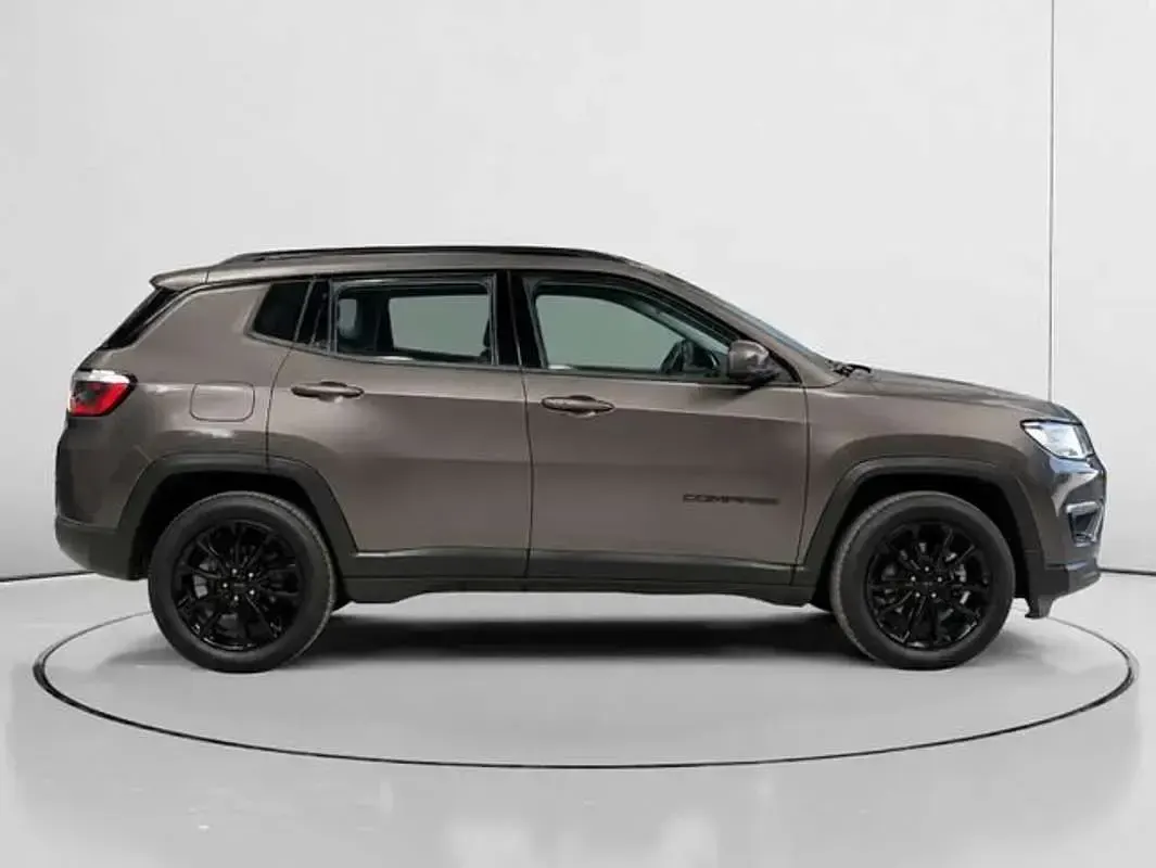 Usado Jeep Compass Night Eagle 131 CV (96 kW) 2021 Gris SUV