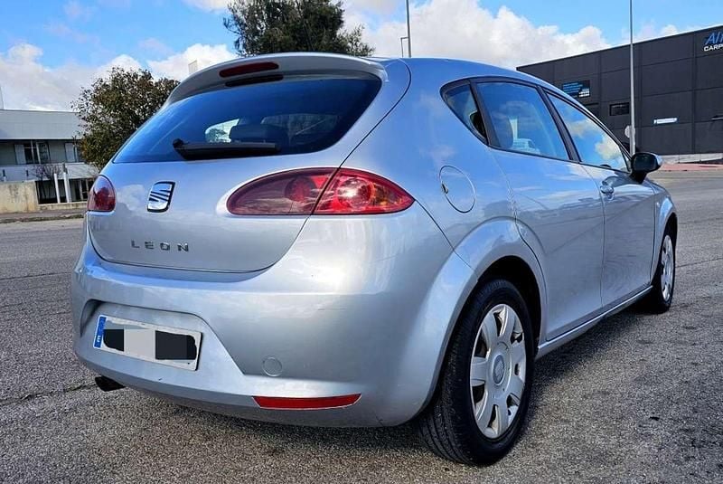 Usado Seat Leon 105 CV (77 kW) 2008 Gris Utilitario
