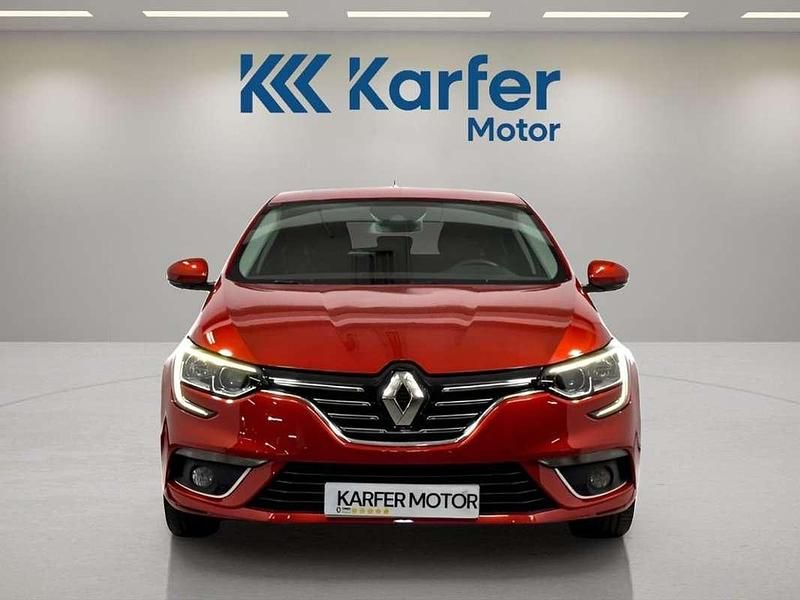 Usado Renault Mégane IV Zen 114 CV (83 kW) 2020 Rojo Berlina