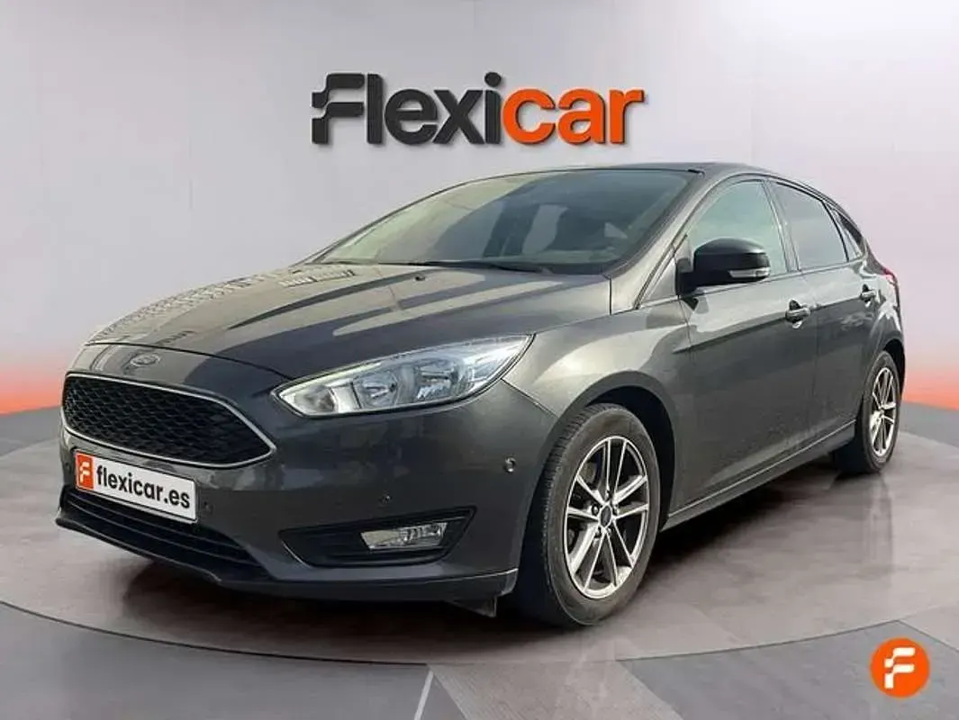 Usado Ford Focus Titanium 125 CV (91 kW) 2018 Gris Utilitario