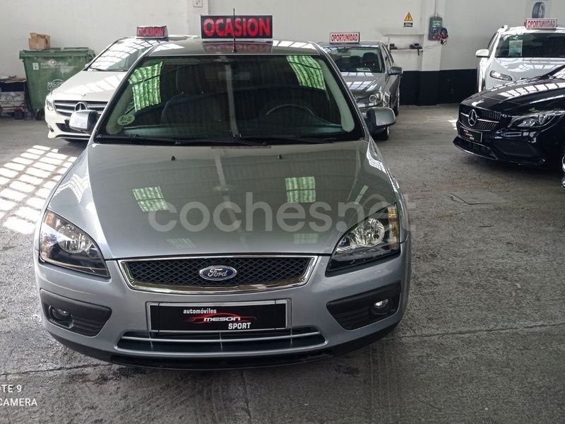Gris / plata Usado 2005 Ford Focus Trend Berlina | 4390 € - Imagen 1/4