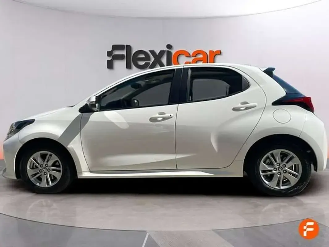 Usado Toyota Yaris Hybrid Active 116 CV (85 kW) 2022 Blanco Utilitario