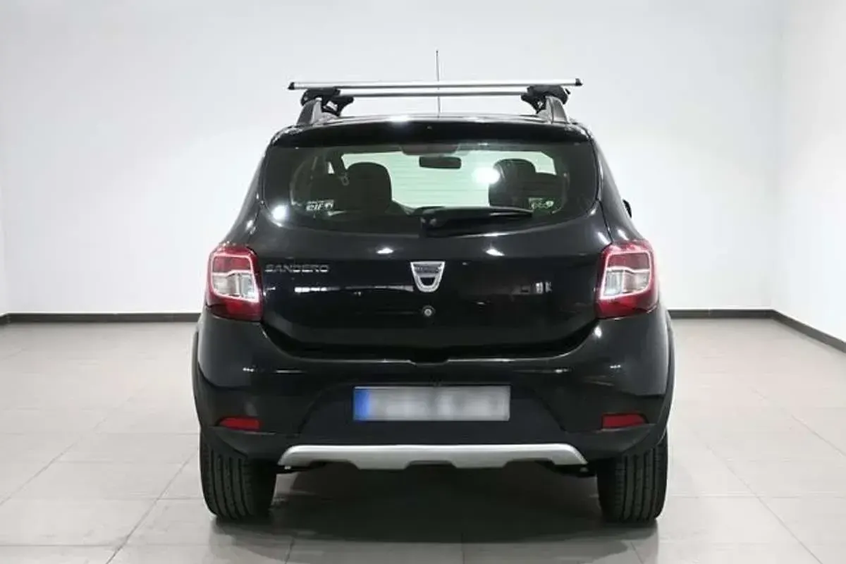 Usado Dacia Sandero Stepway 90 CV (66 kW) 2013 Negro Utilitario