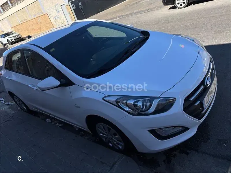 Usado Hyundai i30 100 CV (73 kW) 2016 Negro Berlina