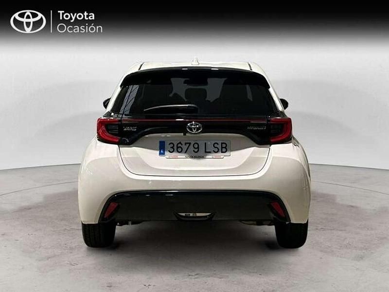 Usado Toyota Yaris Hybrid Style 116 CV (85 kW) 2021 Blanco Berlina
