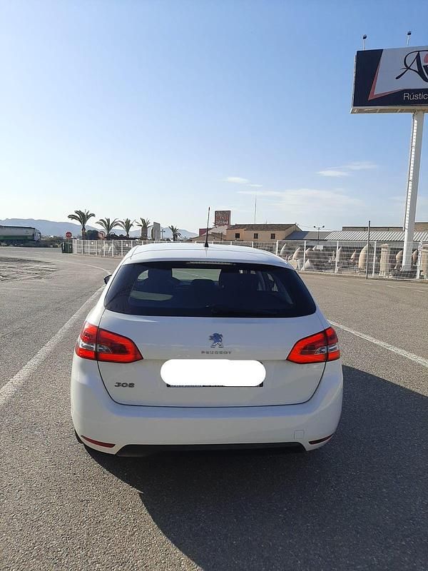 Usado Peugeot 308 SW Access 100 CV (73 kW) 2019 Blanco Familiar