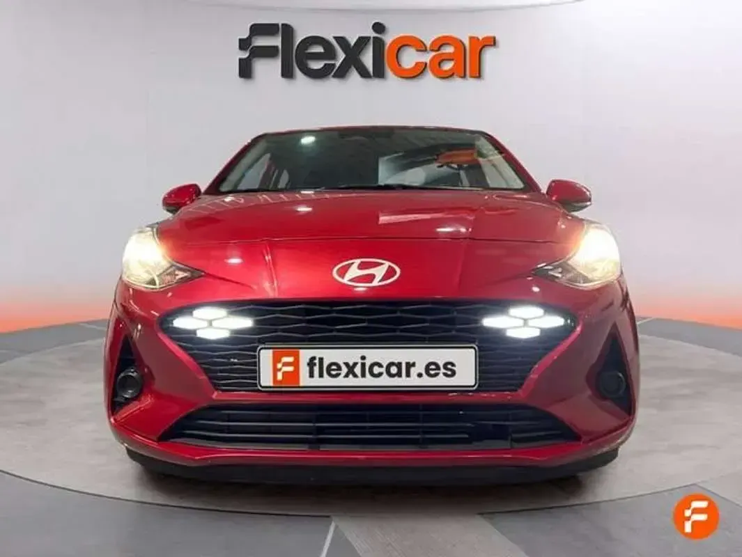 Usado Hyundai i10 67 CV (49 kW) 2023 Rojo Utilitario
