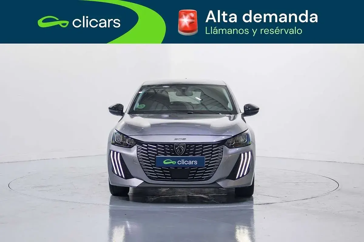 Usado Peugeot 208 Allure 102 CV (75 kW) 2025 Plateado Utilitario