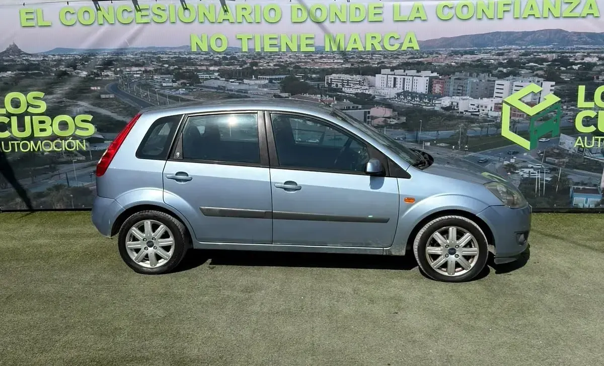 Usado Ford Fiesta Ghia 68 CV (50 kW) 2006 Azul Utilitario