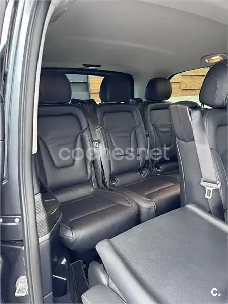 Usado Mercedes V220 Avantgarde 163 CV (119 kW) 2022 Gris / plata Monovolumen