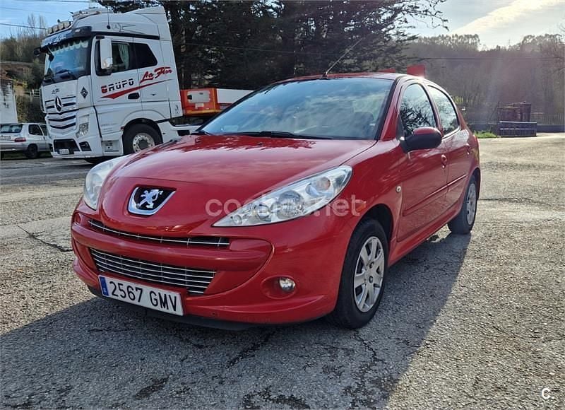 Usado Peugeot 206+ 60 CV (44 kW) 2009 Rojo Utilitario