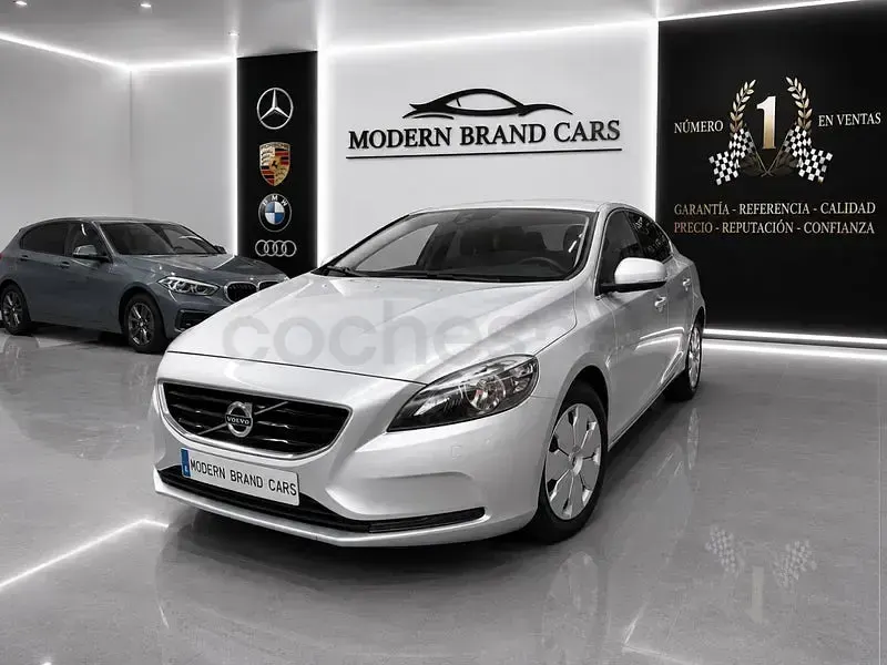 Usado Volvo V40 Momentum 120 CV (88 kW) 2018 Gris / plata Berlina