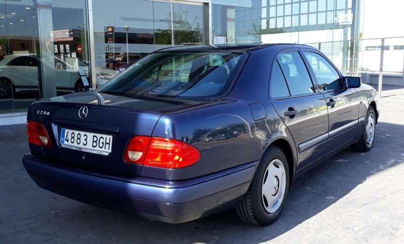 Usado Mercedes E270 170 CV (125 kW) 1999 Azul Berlina