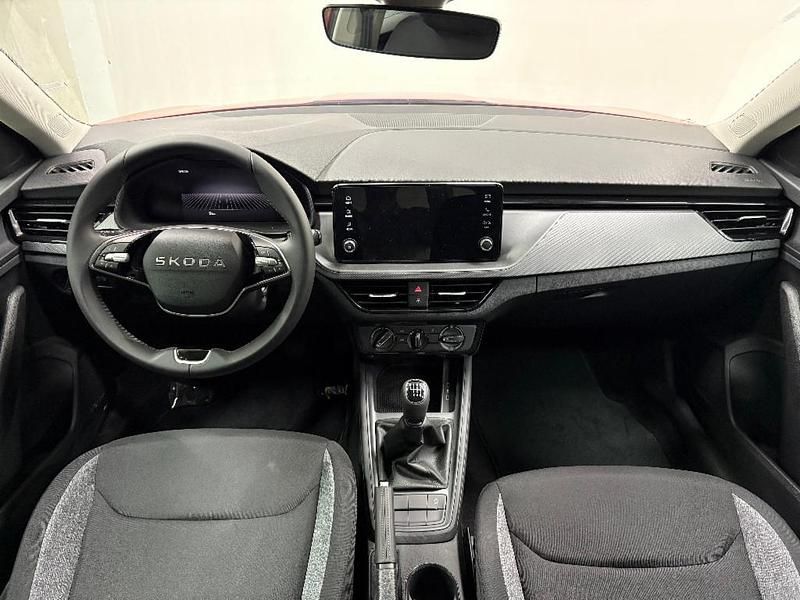 Nuevo Skoda Scala Essence 115 CV (84 kW) 2025 Rojo Utilitario