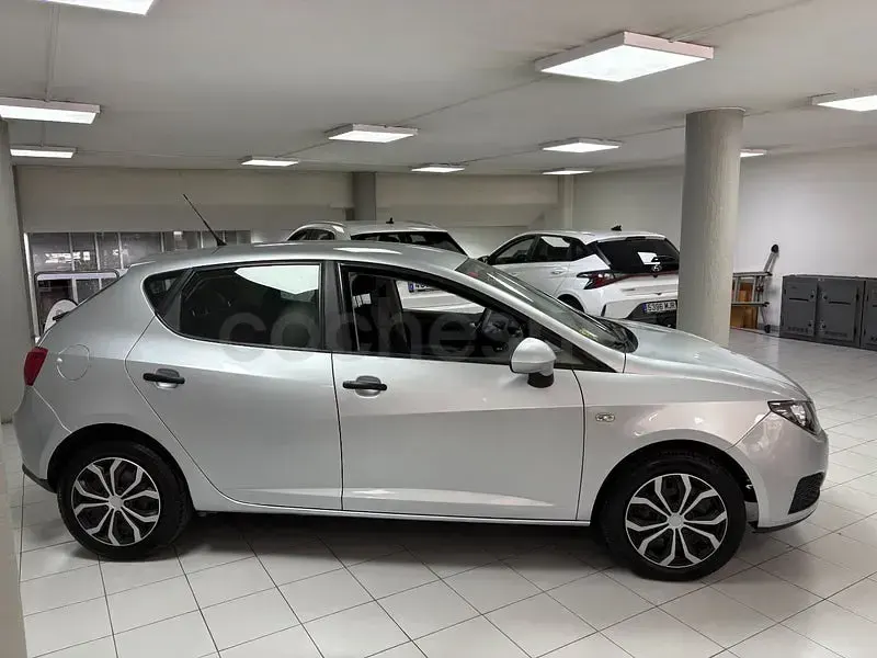 Usado Seat Ibiza Reference 90 CV (66 kW) 2011 Gris / plata Berlina