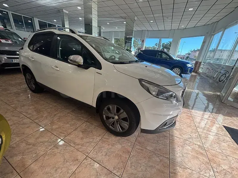 Usado Peugeot 2008 Style 110 CV (80 kW) 2018 Blanco SUV