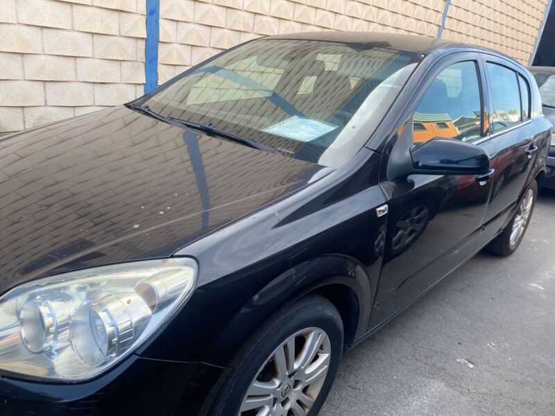 Usado Opel Astra Edition 110 CV (80 kW) 2009 Negro