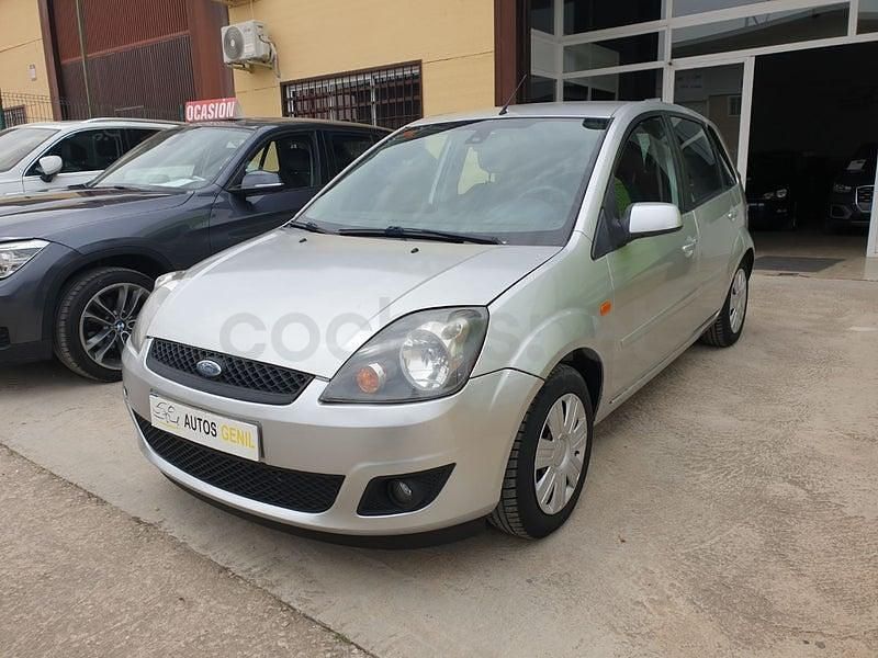 Usado Ford Fiesta Ambiente 68 CV (50 kW) 2006 Gris / plata Utilitario