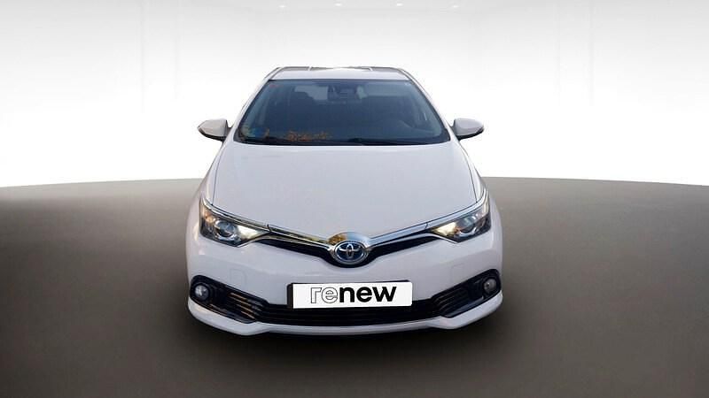 Usado Toyota Auris Hybrid Business Edition 136 CV (100 kW) 2017 Blanco puro Berlina