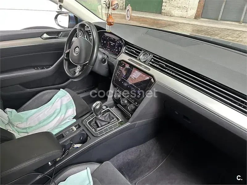 Usado VW Passat Sportline 150 CV (110 kW) 2017 Azul Familiar