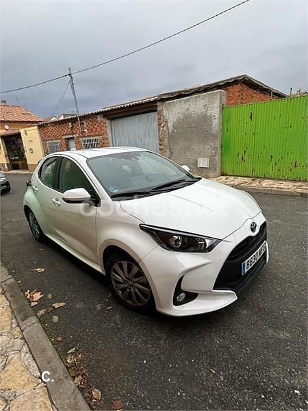 Blanco Usado 2023 Toyota Yaris Hybrid Active Berlina | 19.000 € (Precio justo) - Imagen 1/3