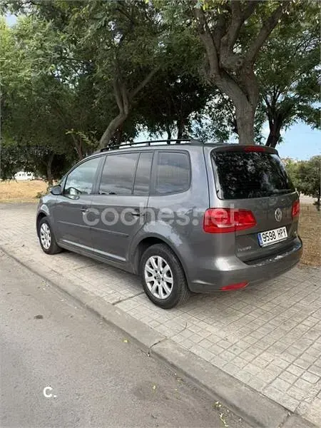 Usado VW Touran Advance 105 CV (77 kW) 2013 Gris / plata Monovolumen