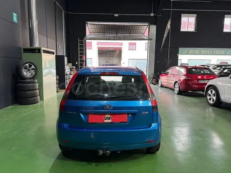 Usado Ford Fiesta Ghia 68 CV (50 kW) 2005 Azul Utilitario