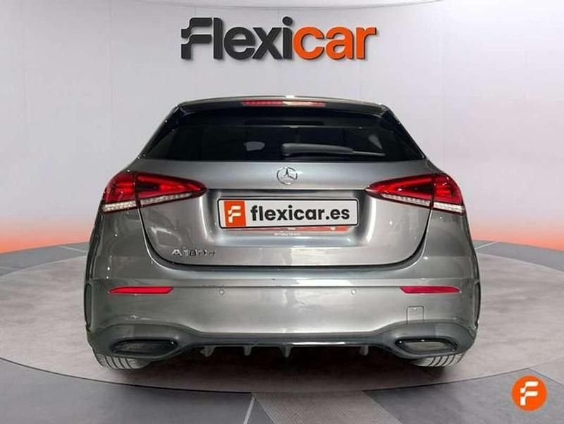 Usado Mercedes A180 109 CV (80 kW) 2020 Gris Utilitario