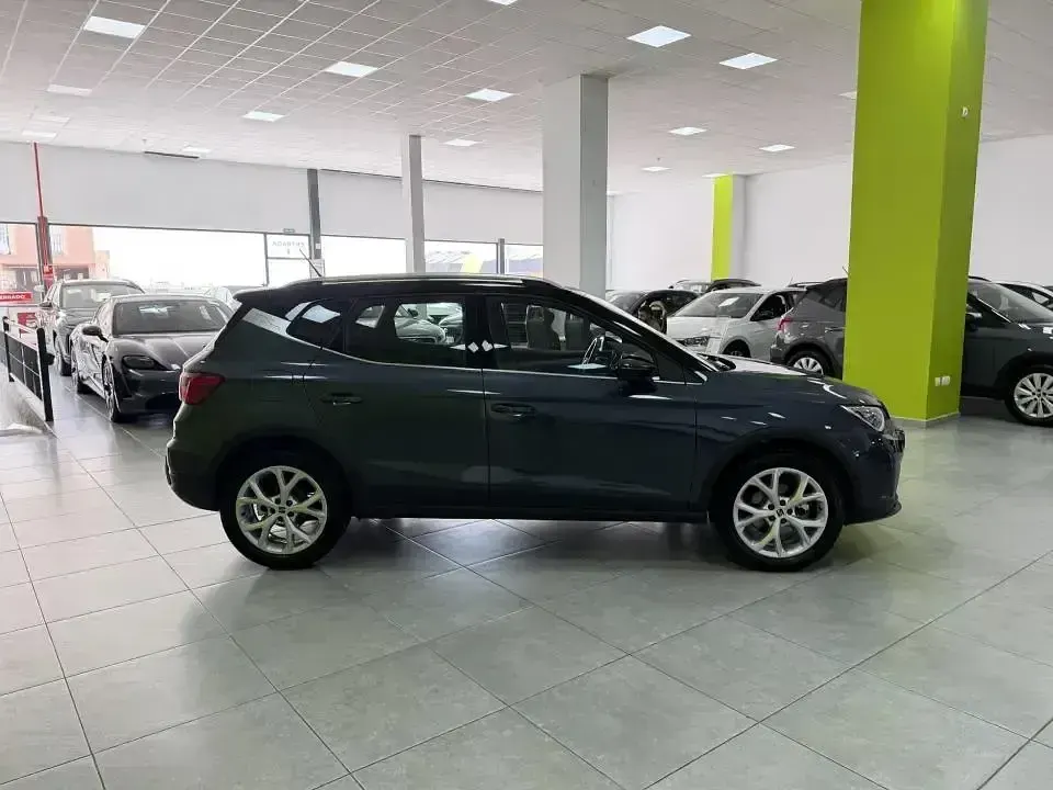 Usado Seat Arona FR 115 CV (84 kW) 2024 Gris SUV
