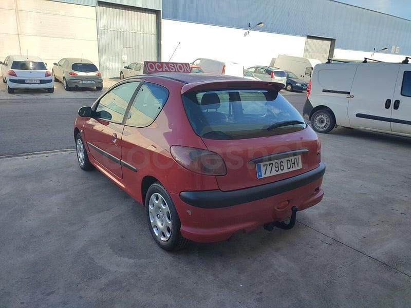 Usado Peugeot 206 75 CV (55 kW) 2005 Rojo Berlina