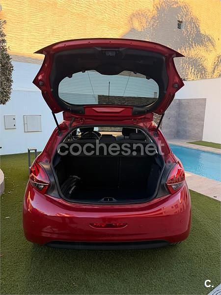 Usado Peugeot 208 Style 100 CV (73 kW) 2018 Rojo Utilitario