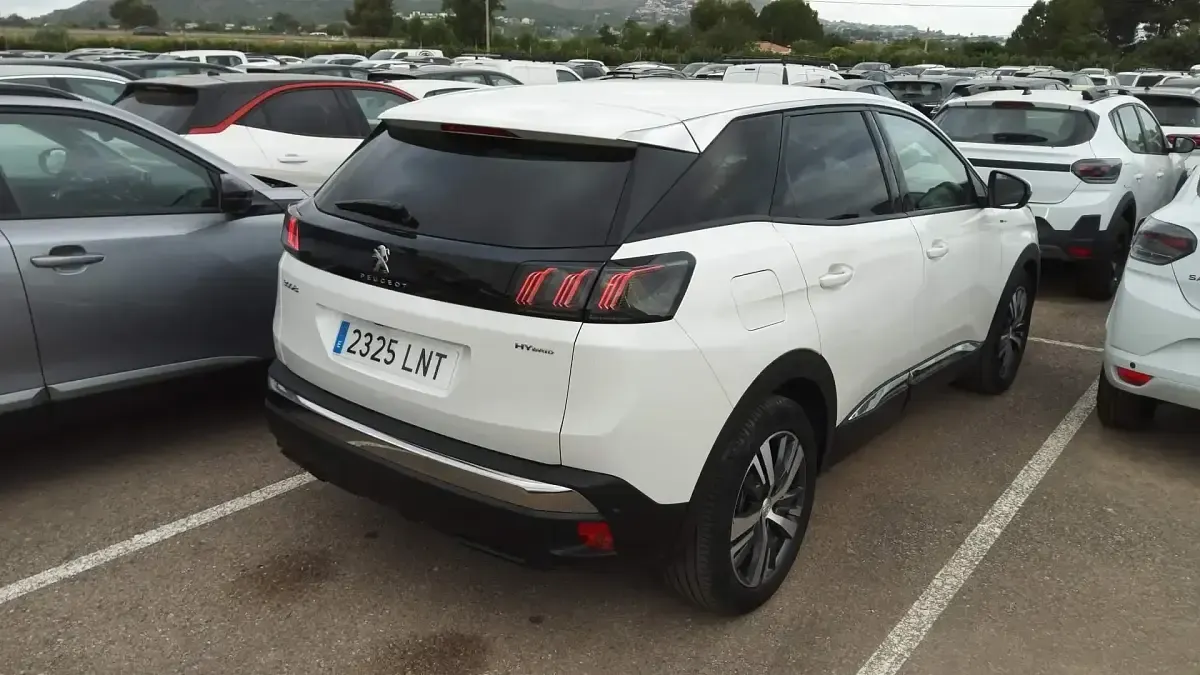 Usado Peugeot 3008 Allure 225 CV (165 kW) 2021 Blanco SUV