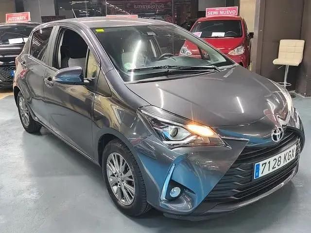 Usado Toyota Yaris Active 69 CV (50 kW) 2018 Gris Utilitario