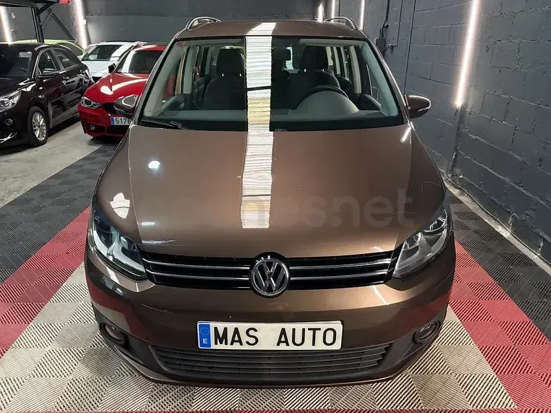 Usado VW Touran Advance 105 CV (77 kW) 2014 Marrón Monovolumen