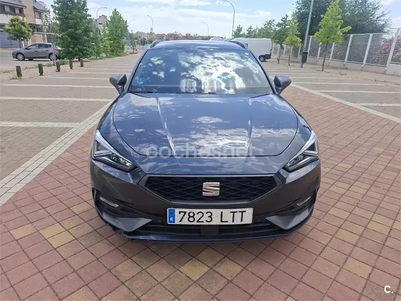 Usado Seat Leon FR 150 CV (110 kW) 2021 Gris / plata Familiar