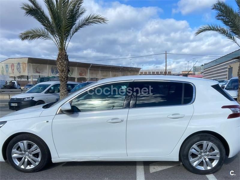 Usado Peugeot 308 Active 100 CV (73 kW) 2015 Blanco Berlina