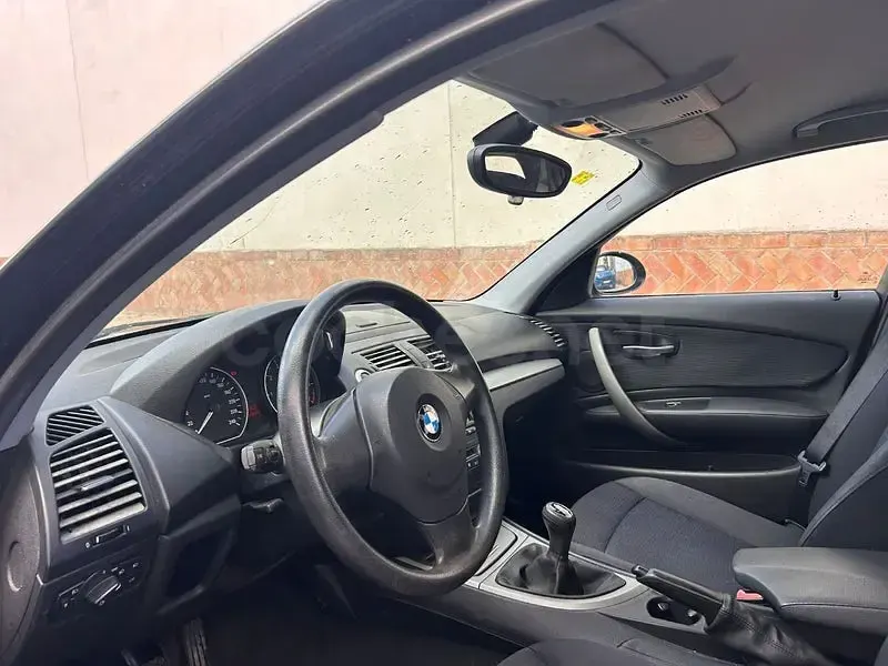 Usado BMW 116 122 CV (89 kW) 2009 Negro Utilitario