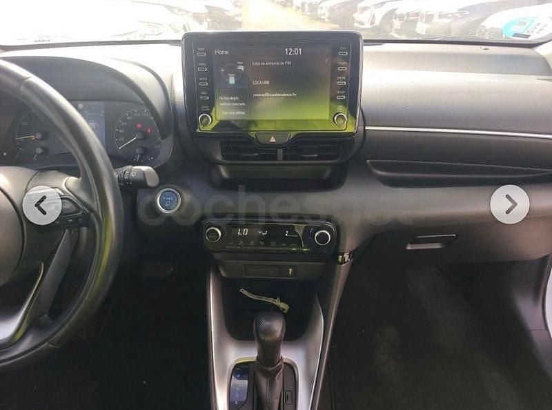 Usado Toyota Yaris Hybrid Active 116 CV (85 kW) 2022 Blanco Berlina
